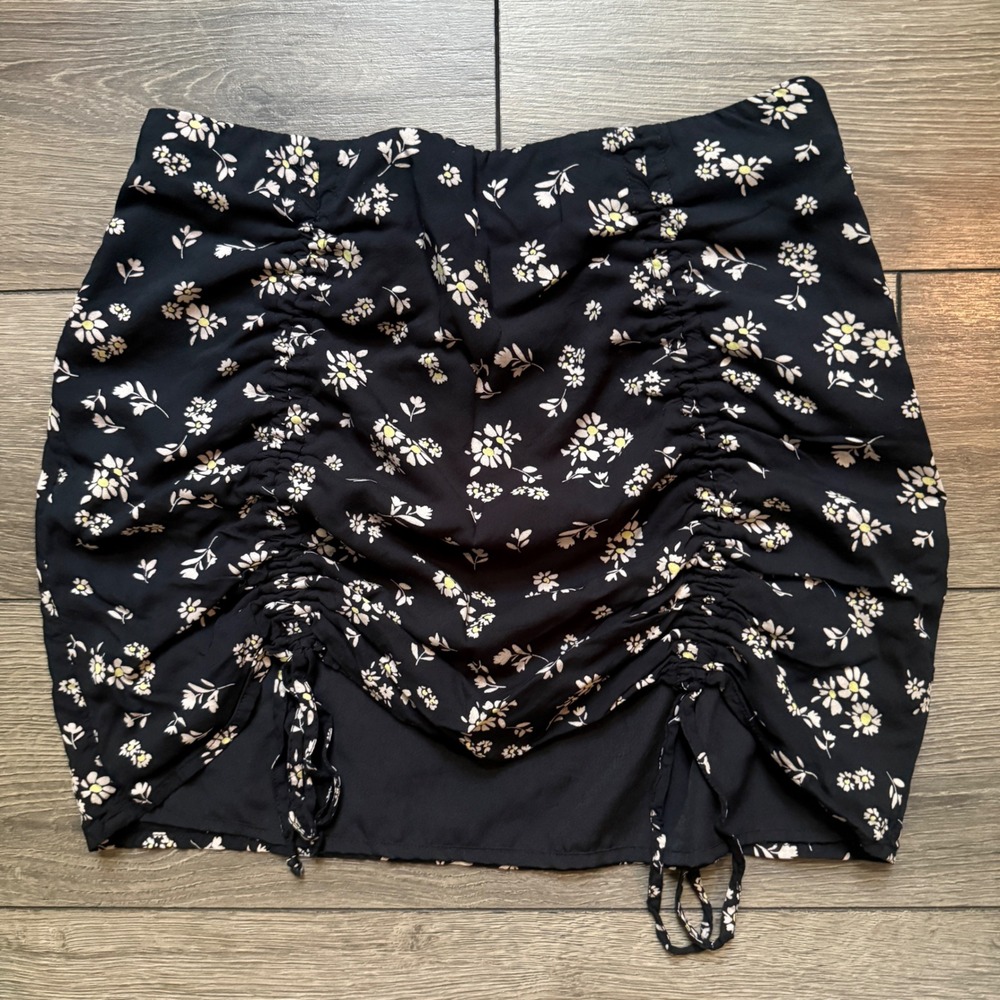 American Eagle Black Floral Ruched Daisy Mini Skirt Side Zip Lined Womens Small